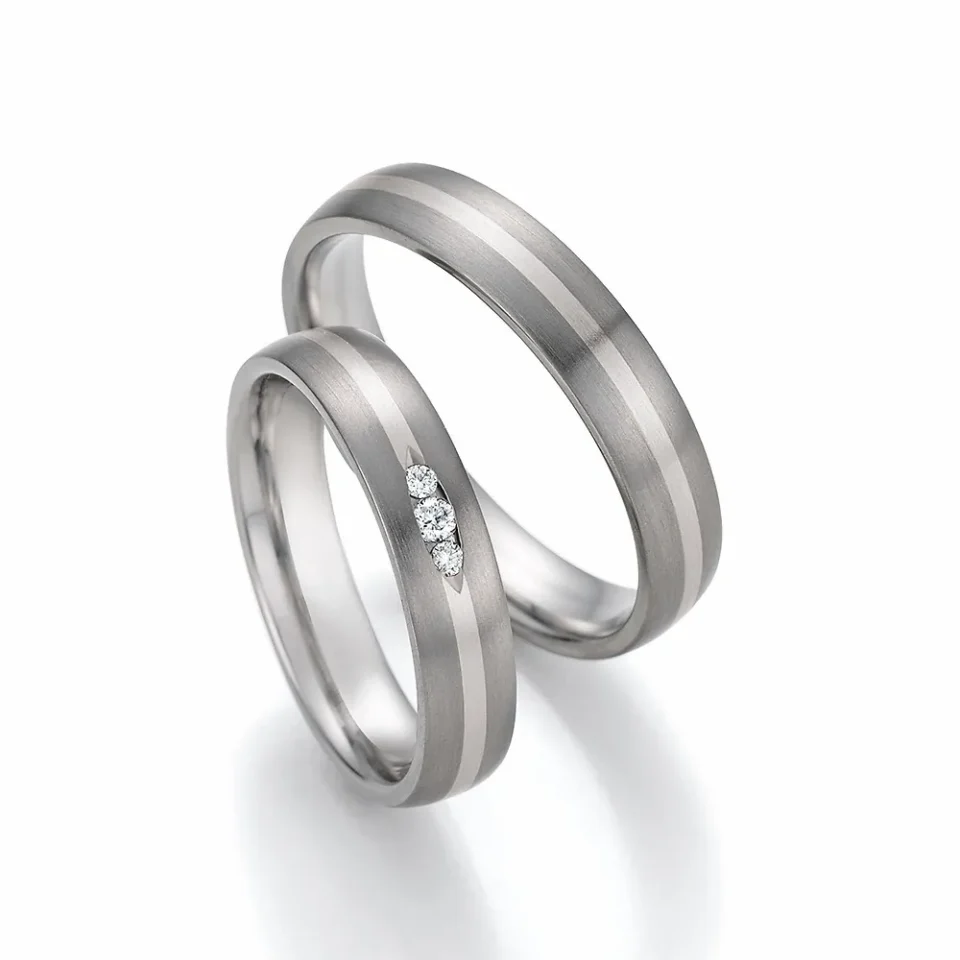 Alianzas de boda de titanio y oro blanco con diamantes