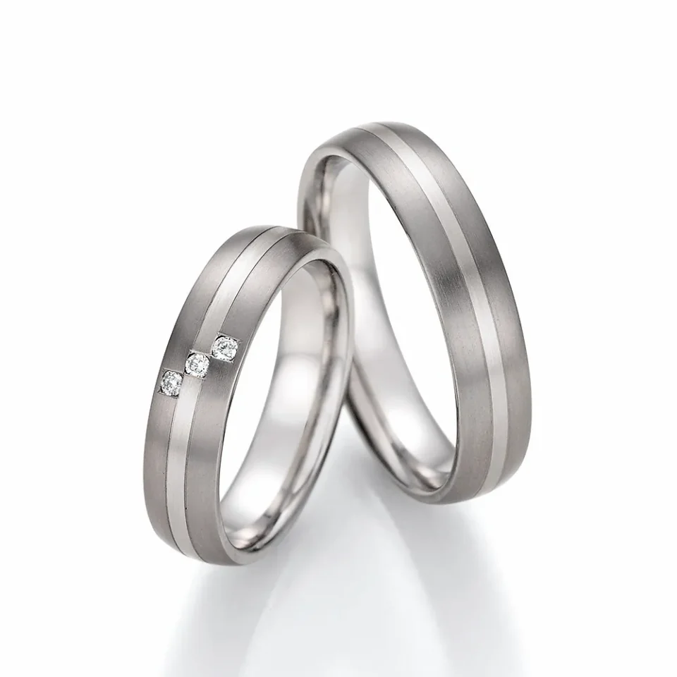 Alianzas de boda de titanio y oro blanco con diamantes