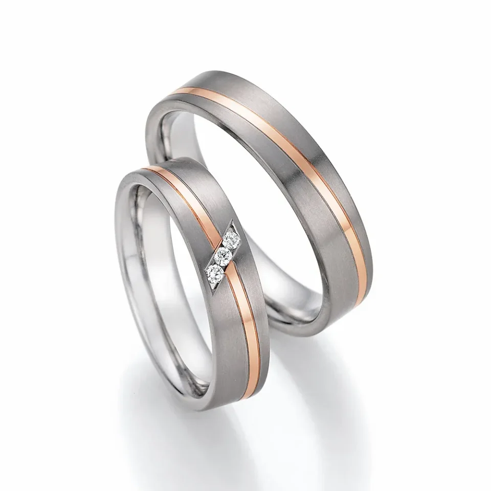 Alianzas de boda de titanio y oro rosado con diamantes