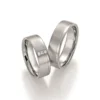 Alianzas de boda de titanio y platino con diamantes