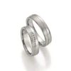 Alianzas de boda de titanio y platino con diamantes