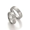 Alianzas de boda de titanio y platino con diamantes