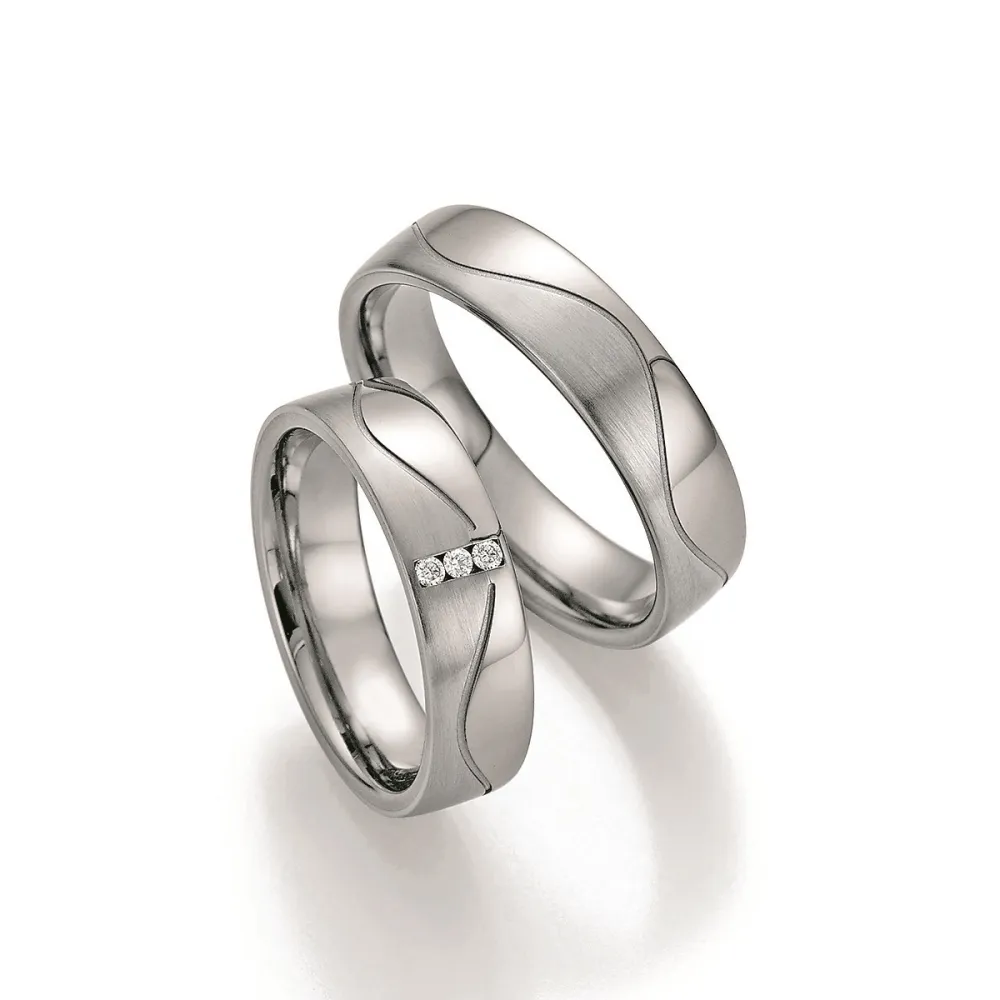 Alianzas de boda de titanio y platino con diamantes