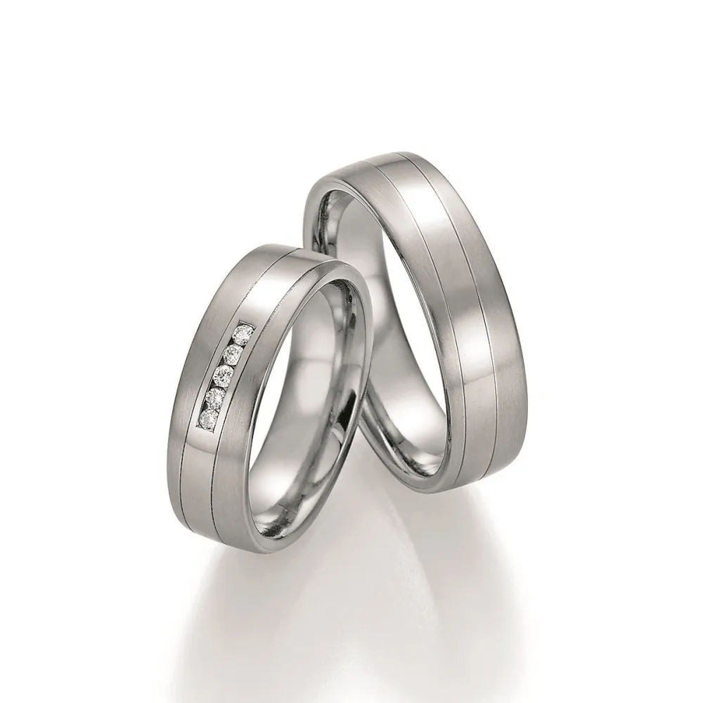Alianzas de boda de titanio y platino con diamantes