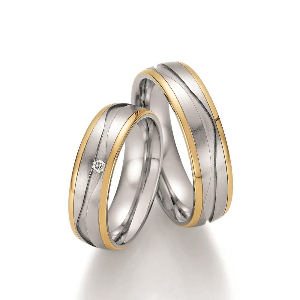 Alianzas de boda de acero y oro amarillo con diamante