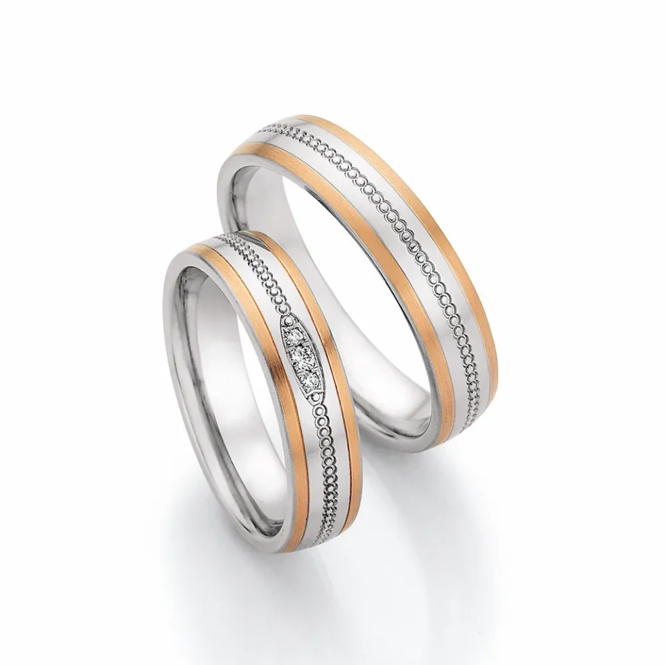 Alianzas de boda de acero y oro rosado con diamantes
