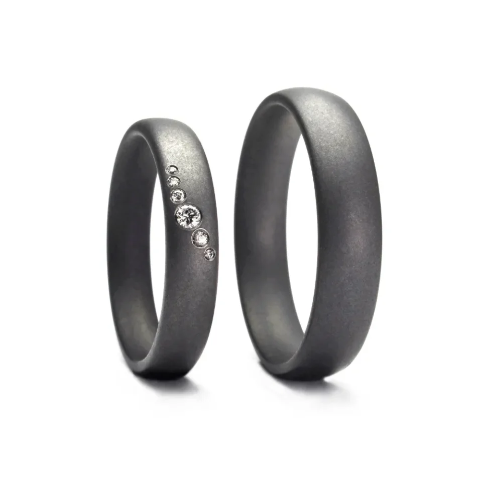 Alianzas de boda de tántalo con diamantes