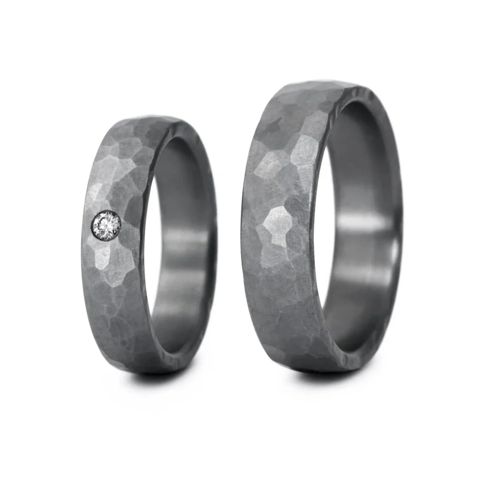 Alianzas de boda de tántalo con diamante