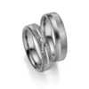Alianzas de boda de tántalo y platino con diamantes