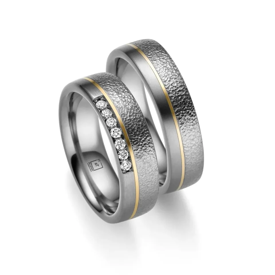 Alianzas de boda de tántalo y oro amarillo con diamantes