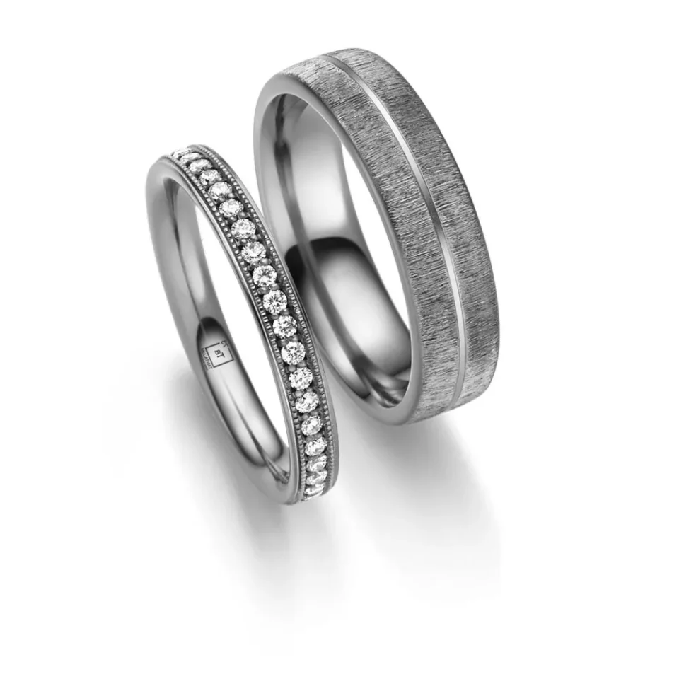 Alianzas de boda de tántalo y platino con diamantes