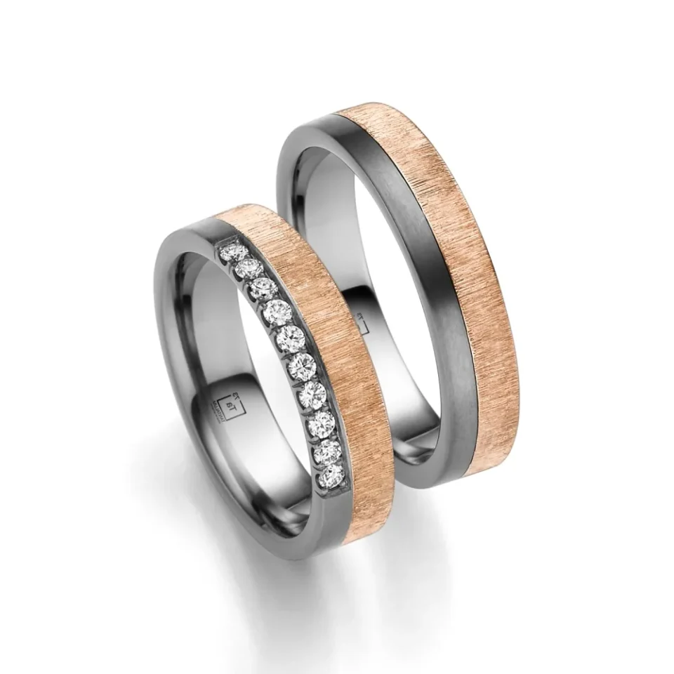 Alianzas de boda de tántalo y oro rosado con diamantes